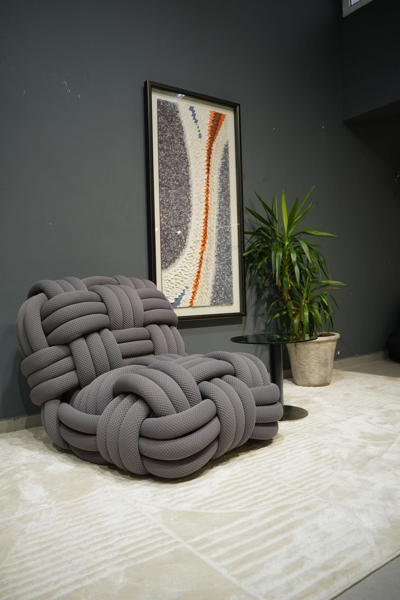 Fauteuil sculptural en maille tressée taupe