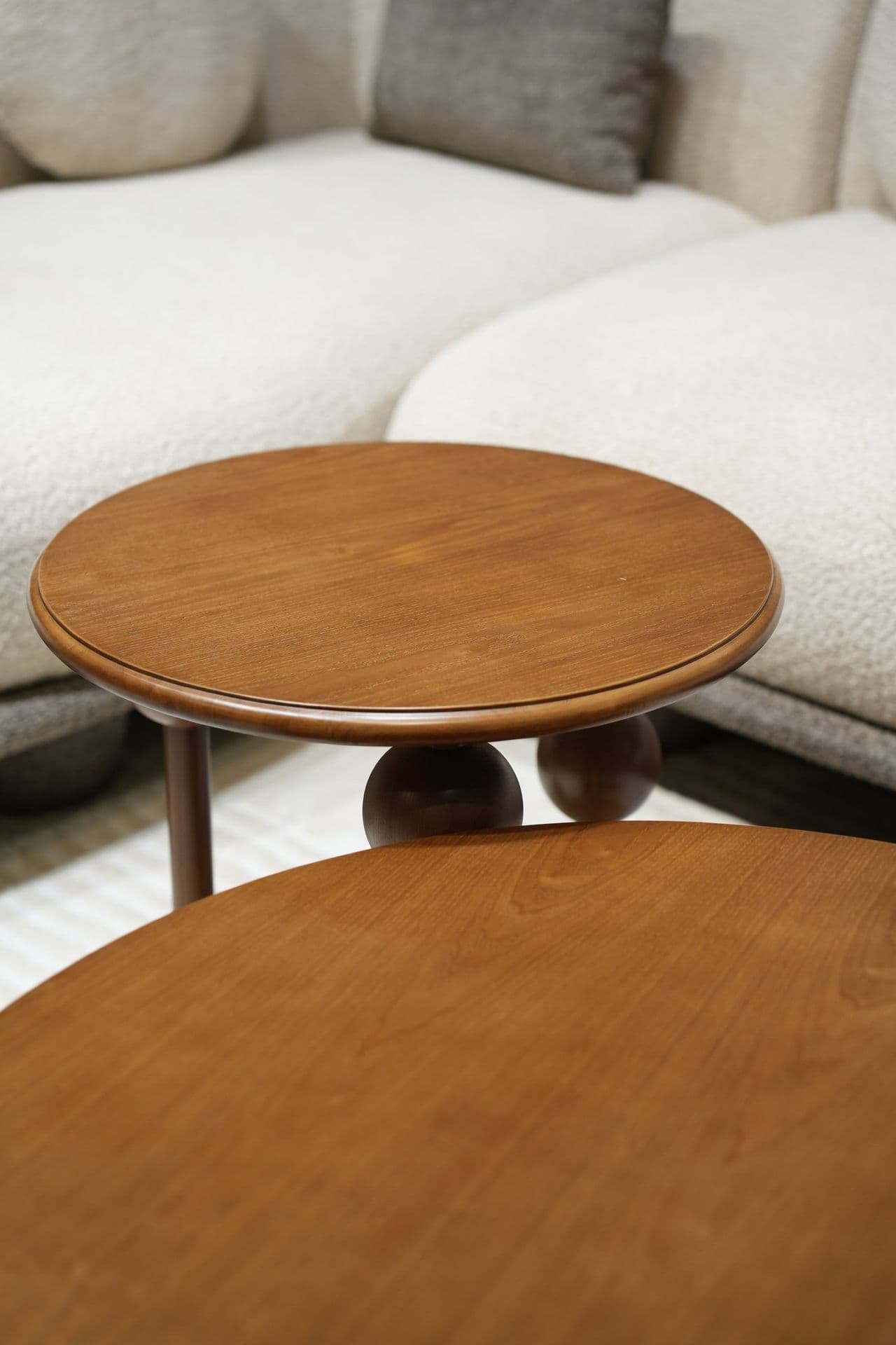 Table d'appoint ronde en bois sur pieds boules