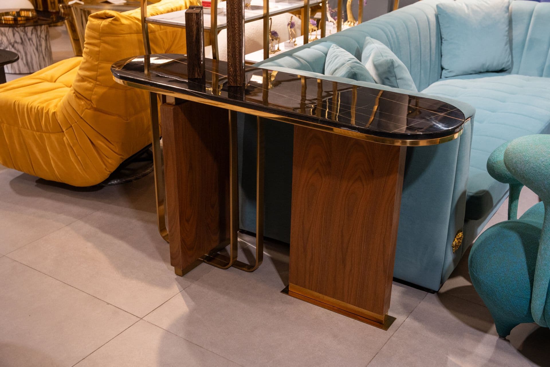 Console marbre noir veiné d'or et laiton