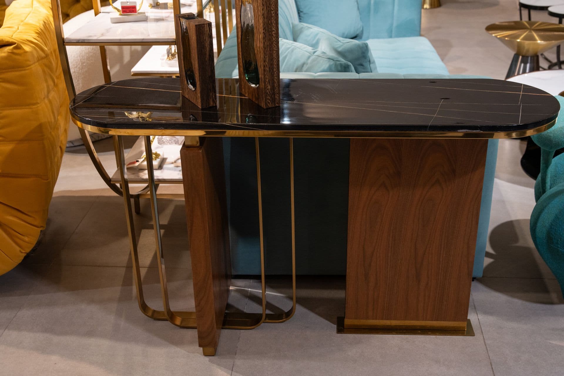 Console marbre noir veiné d'or et laiton