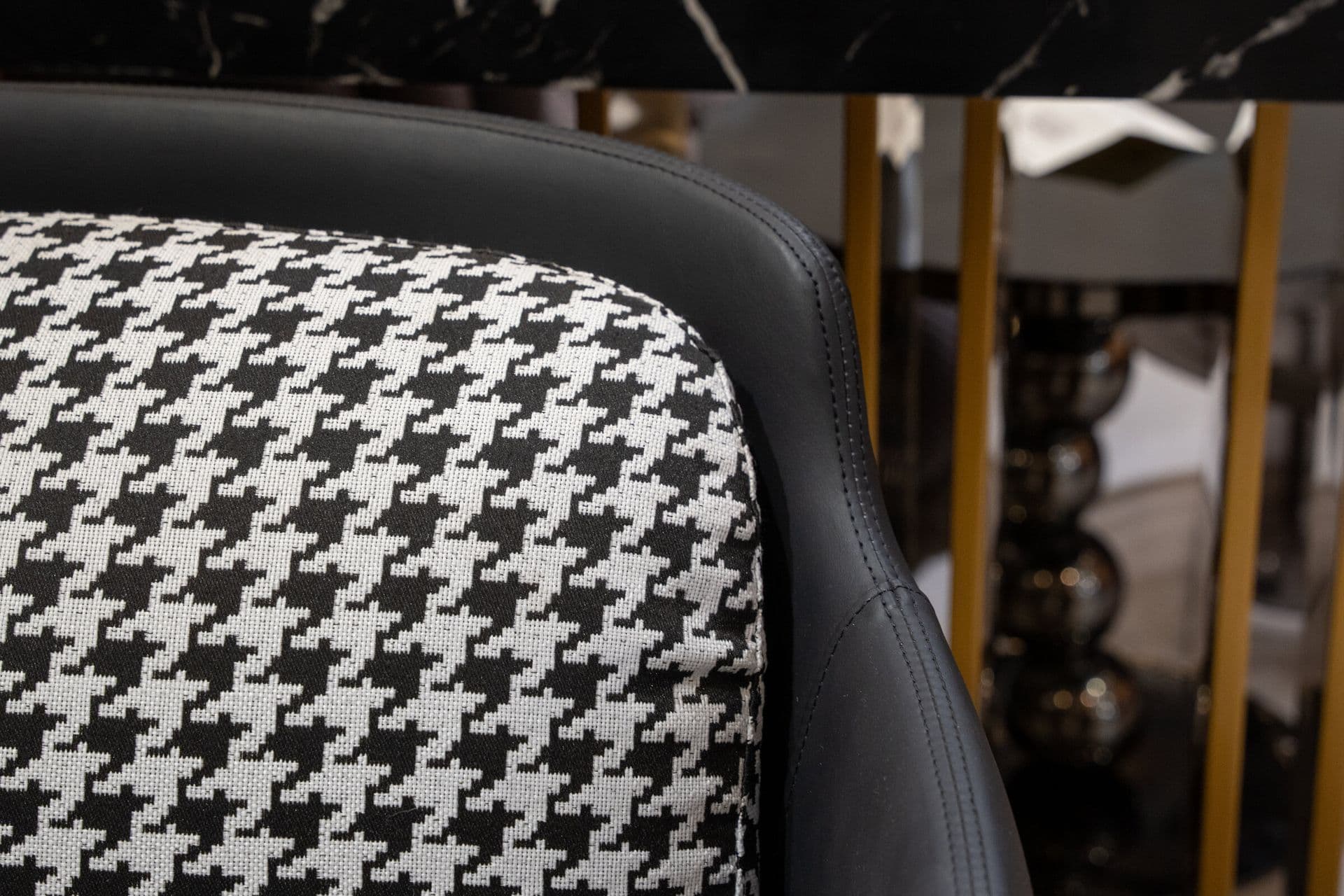 Chaise pied-de-poule noir et blanc
