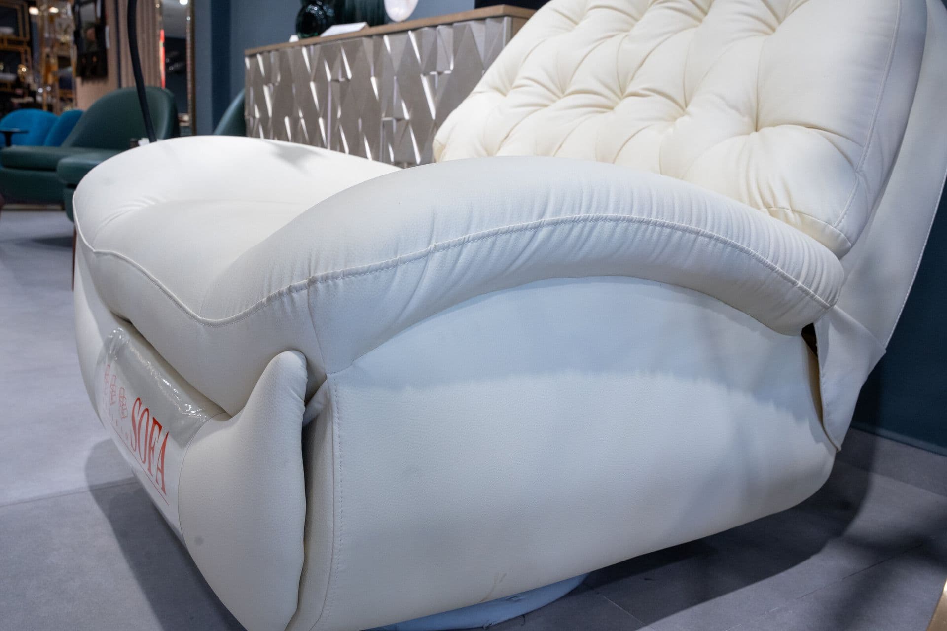 Fauteuil relax pivotant en cuir blanc cassé
