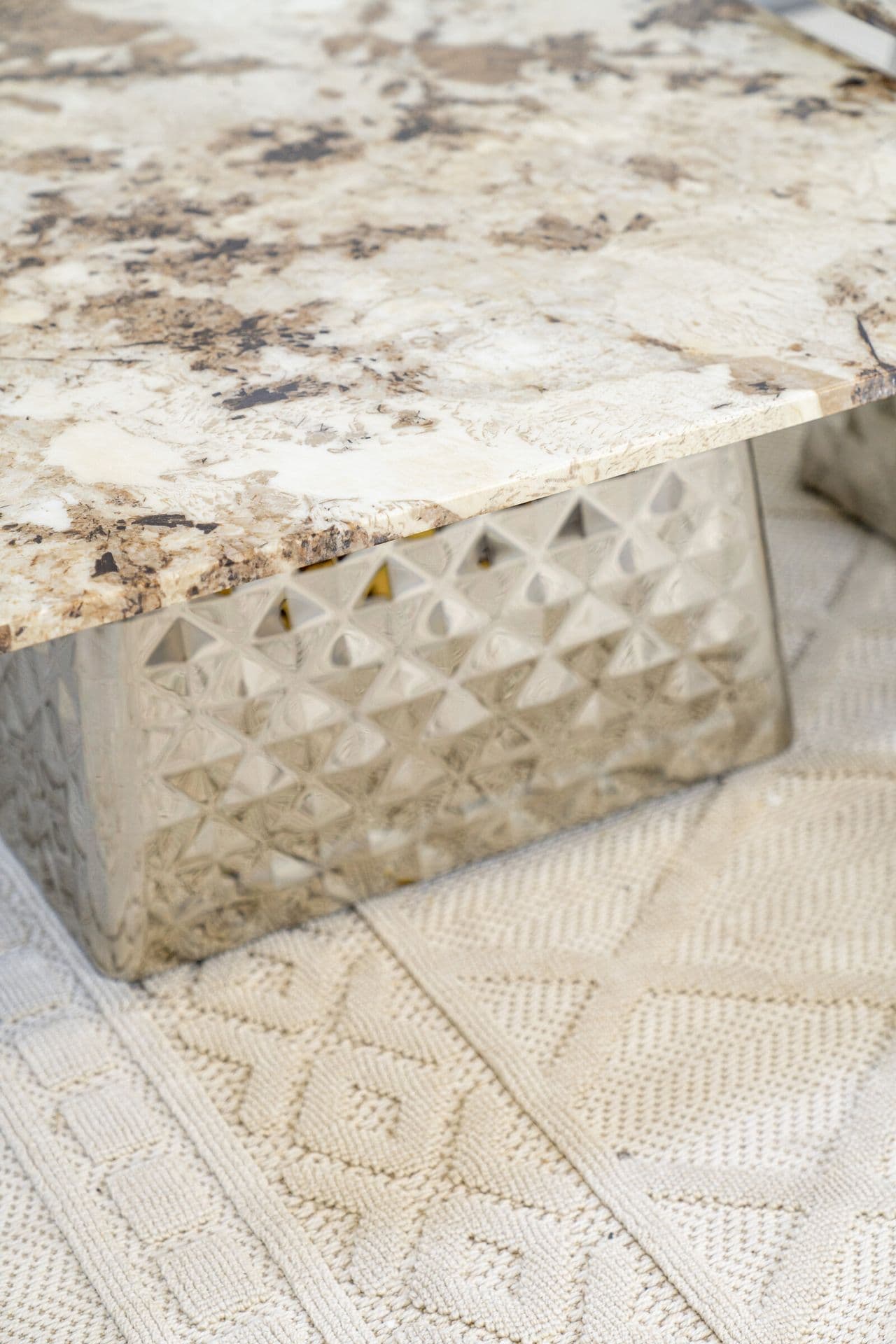 Duo de tables basses en marbre beige et piètement facetté