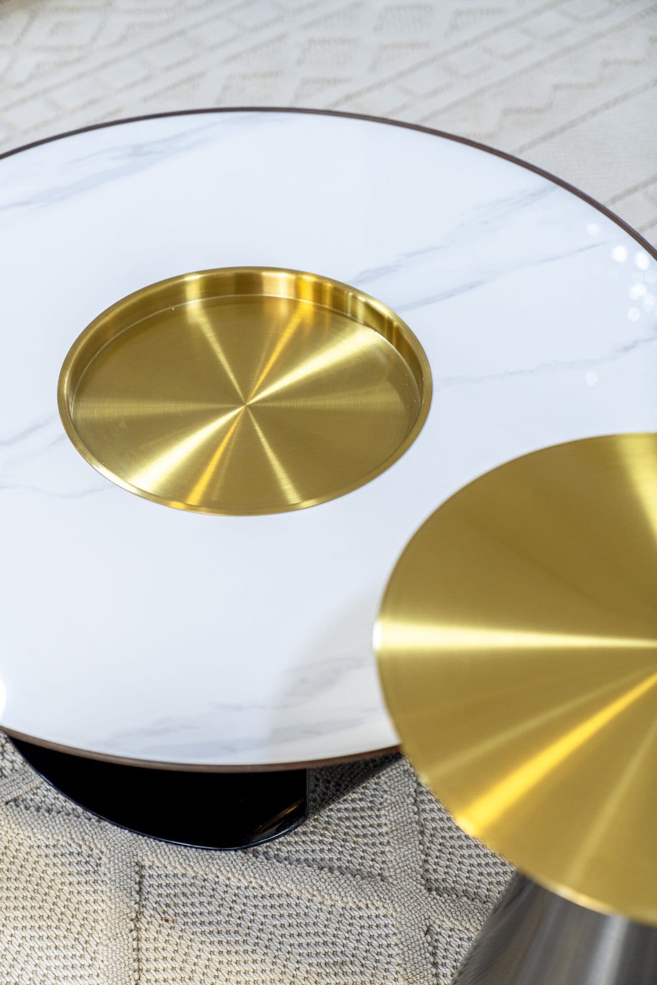 Table basse ronde en marbre blanc à plateaux laiton