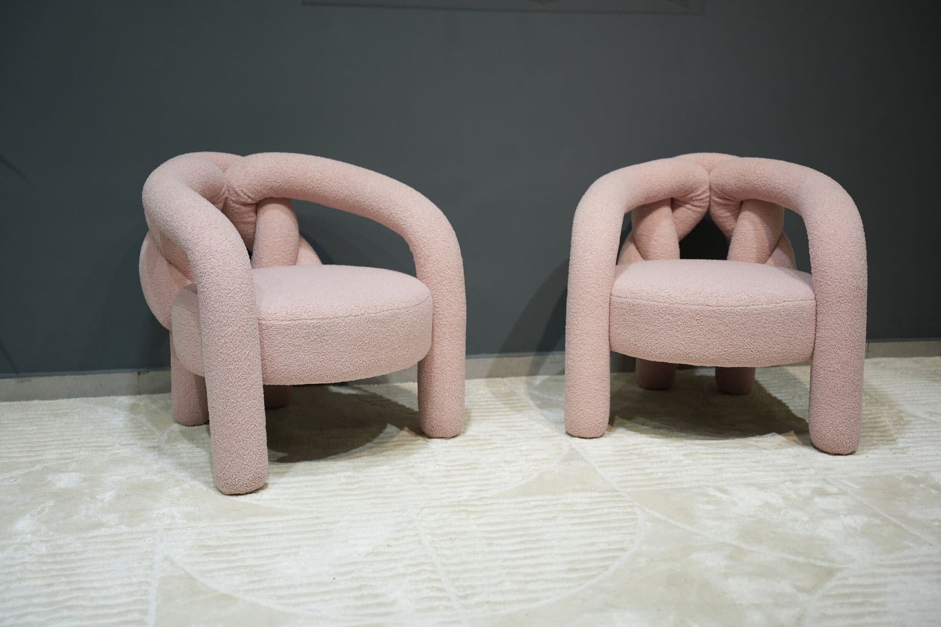 Fauteuil en bouclette rose poudré à accoudoirs noués