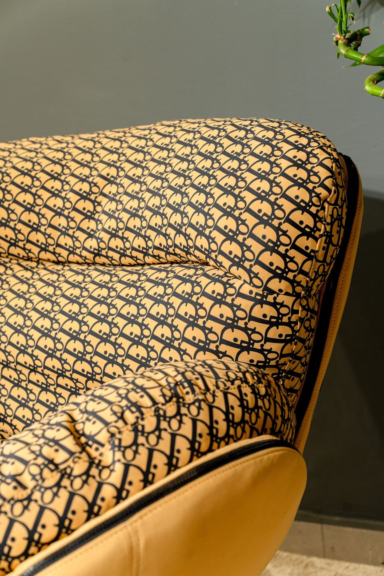 Fauteuil à bascule coque en cuir camel et coussins imprimés