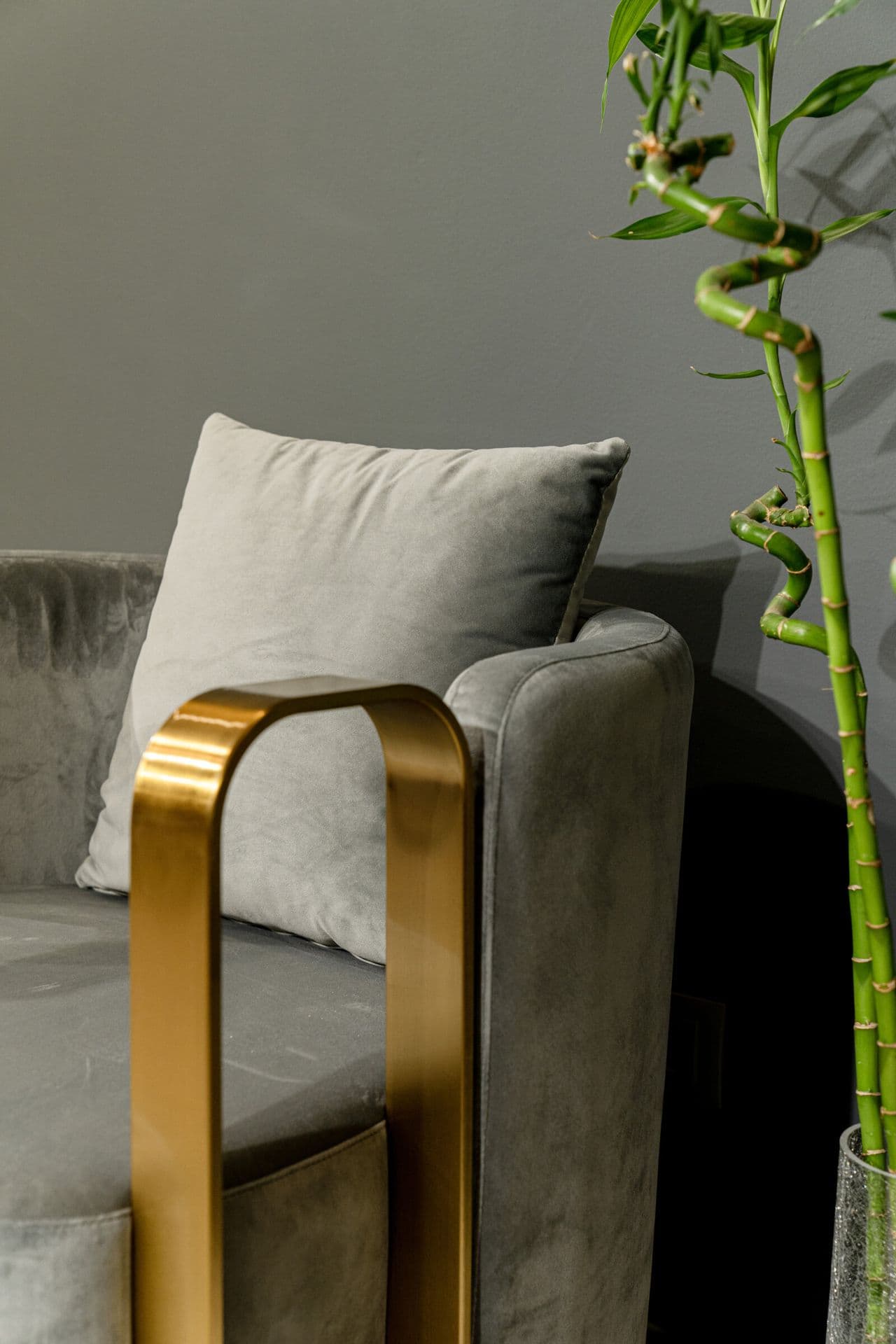 Fauteuil en velours gris à accoudoir arche dorée