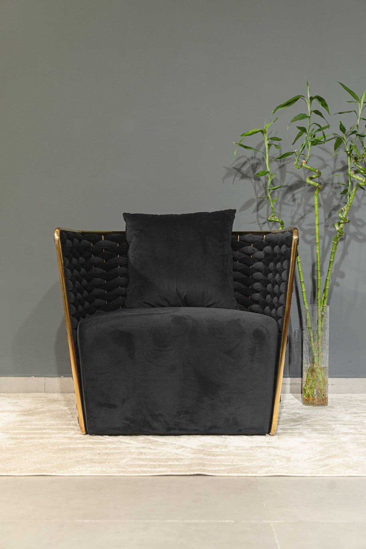 Fauteuil en velours tressé à structure tubulaire dorée