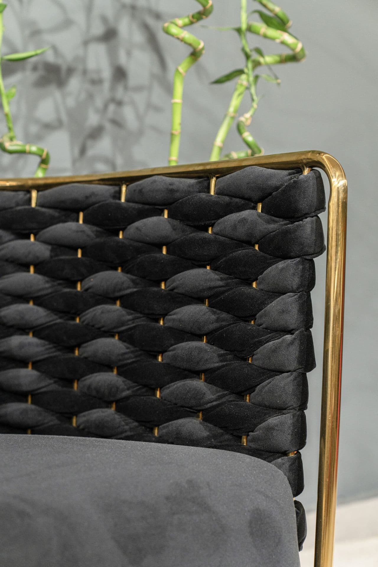 Fauteuil en velours tressé à structure tubulaire dorée