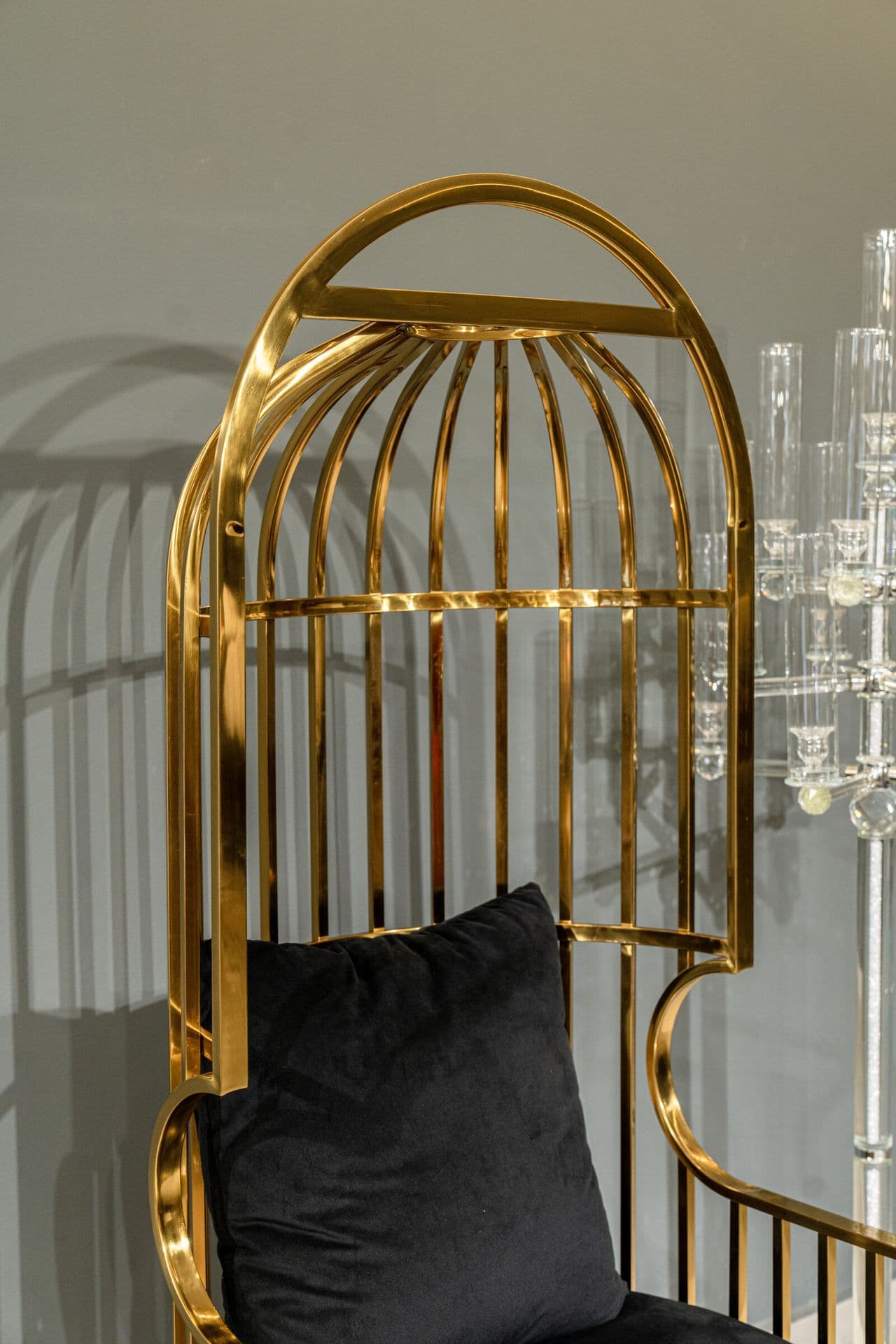 Fauteuil cage en métal doré et velours noir