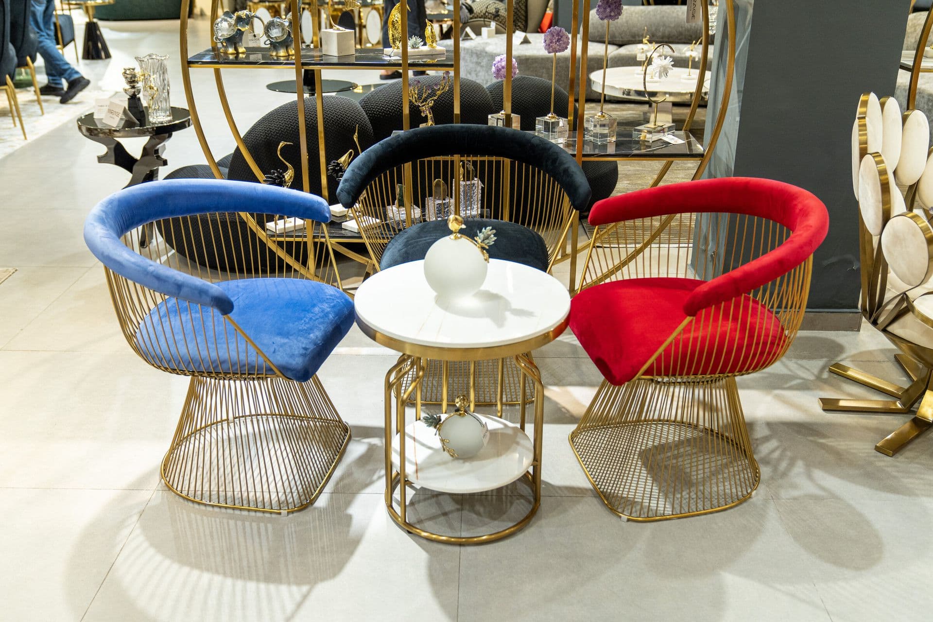 Fauteuils filaires en velours coloré et table d'appoint assortie