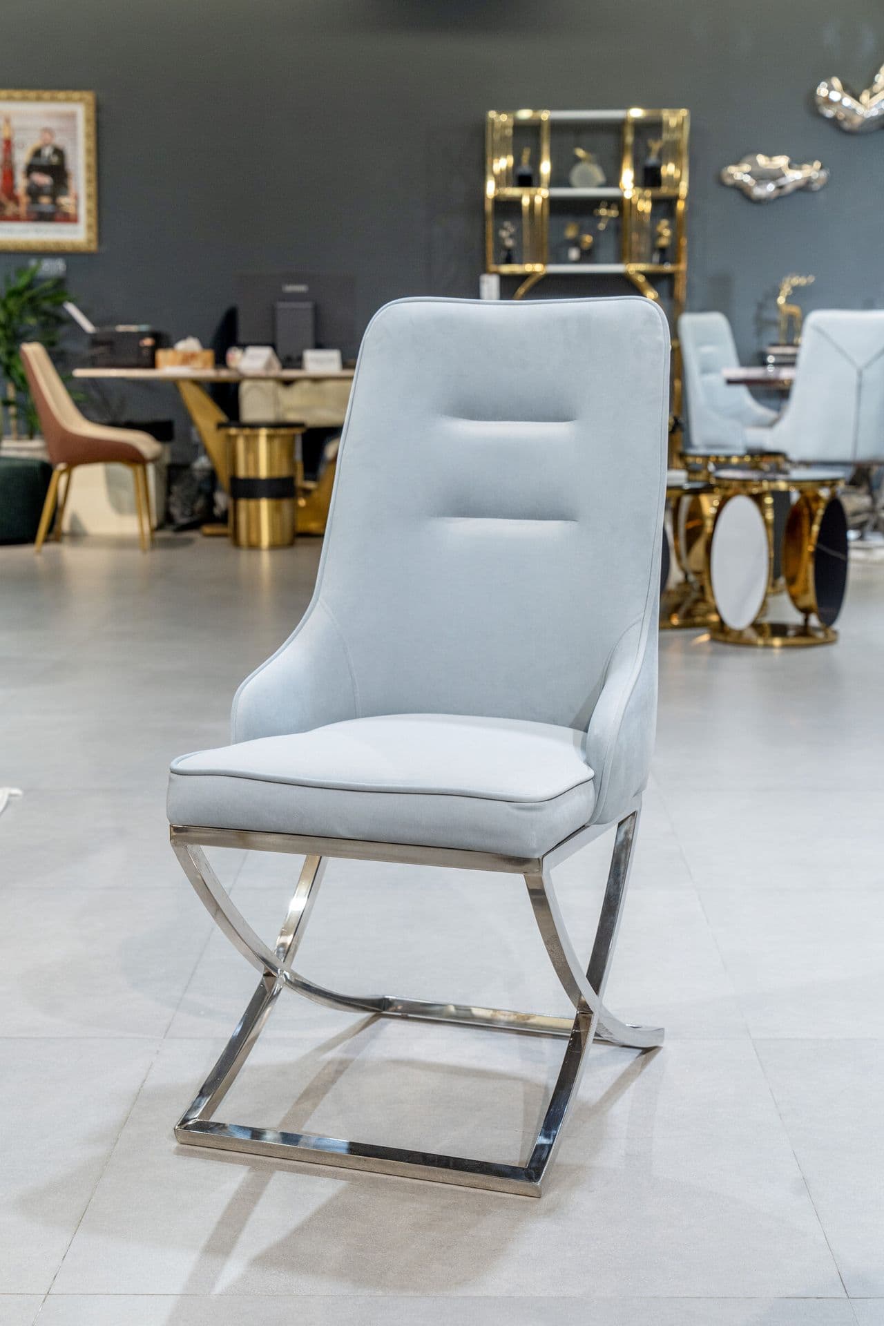 Chaise en velours bleu glacier à piètement croisé chromé