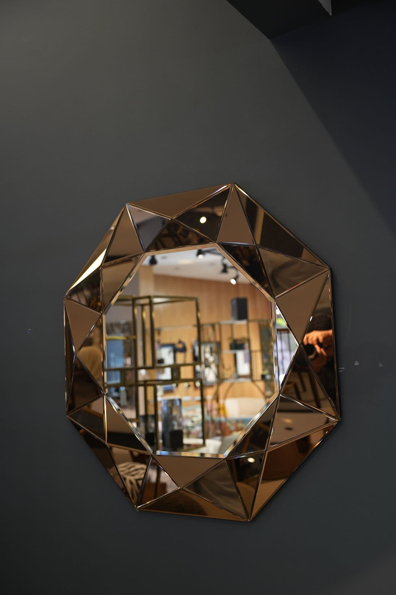 Miroir mural facetté façon diamant, finition bronze